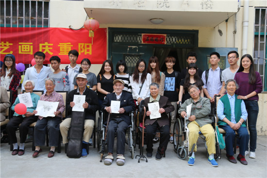 老人们展示收到的速写画 胥晟摄