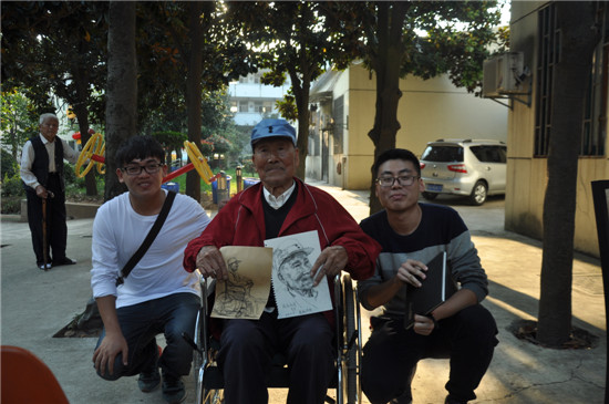 老人和画画同学们合影 蒋正摄