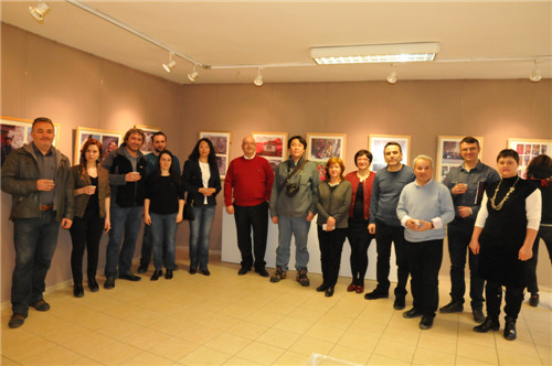 张�副教授与所有参加“羌族文化”展开幕式的安纳托鲁大学美术学院的教师们合影