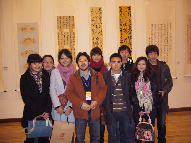 邱世鸿老师带领部分书画专业学生参观中国美院的展览,后为私人影院